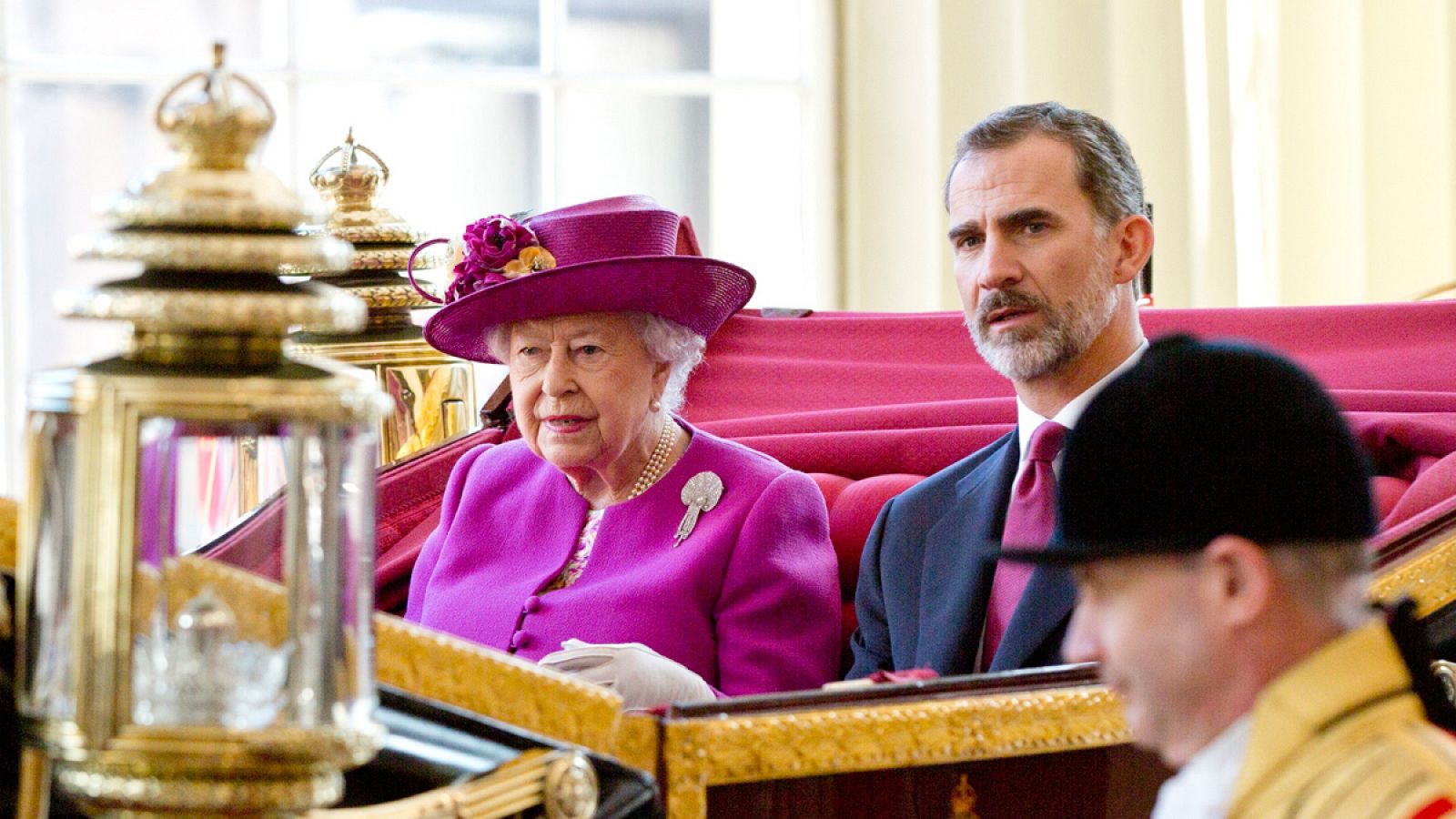 La reina Isabel II junto al rey Felipe VI llegan en coche de caballos al Grand Hall del Palacio de Buckingham, en Londres (12/07/2017)