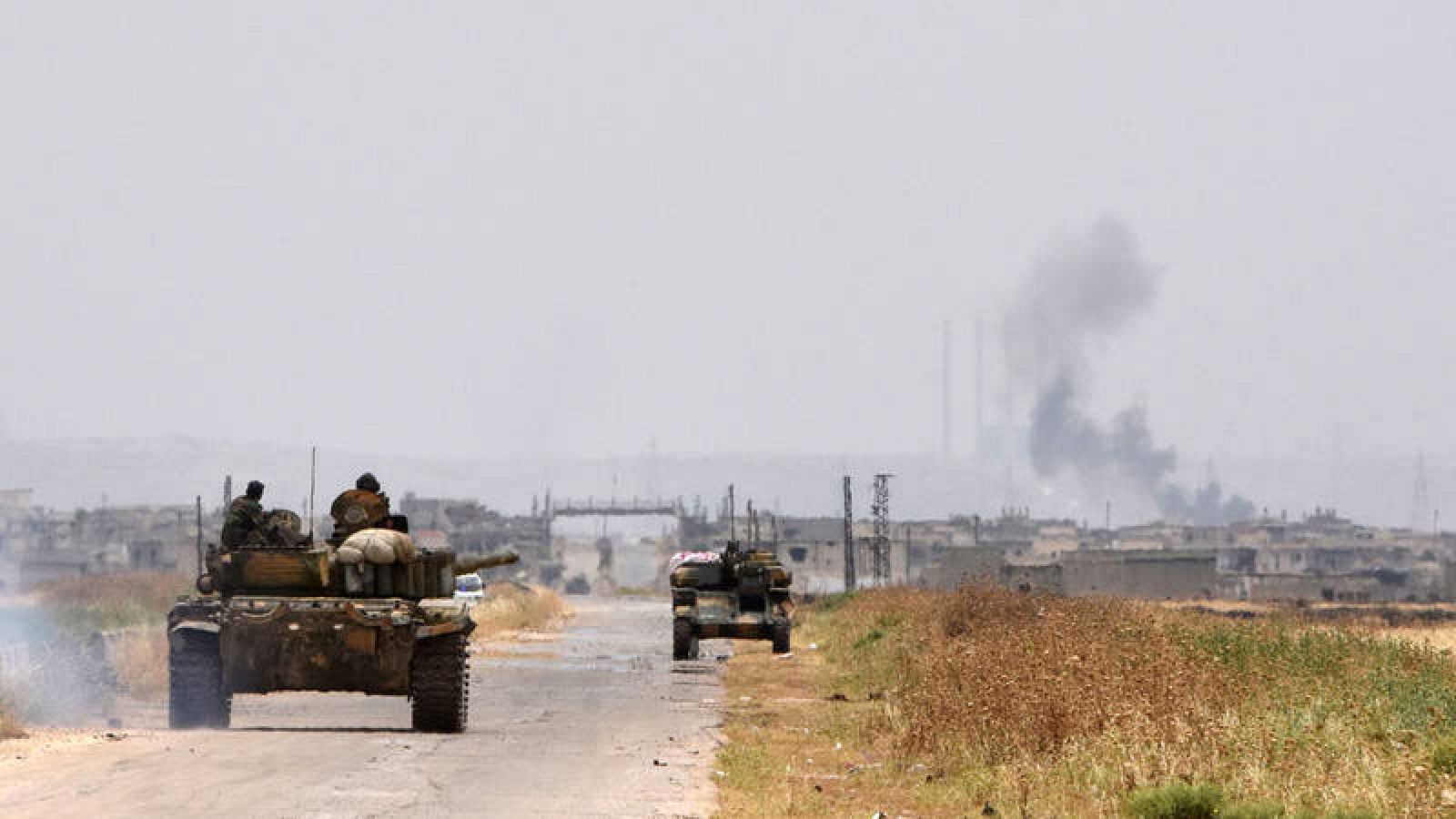 Un tanque de las fuerzas gubernamentales de Siria circula por una carretera de Hama