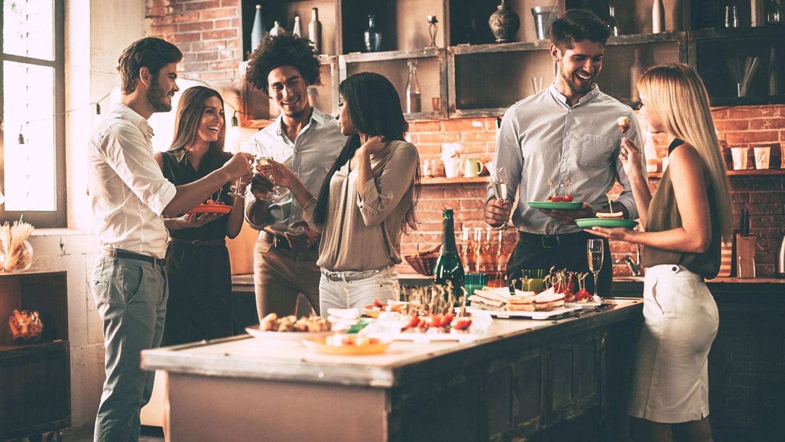 Varias personas comen de pie en una fiesta