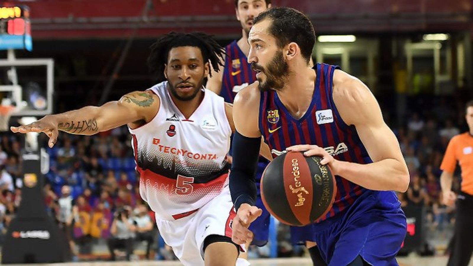 Pau Ribas conduce el balón durante el partido frente al Tecnyconta Zaragoza.