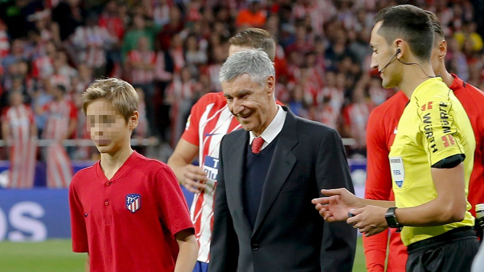 El exfutbolista rojiblanco José Eulogio Gárate se dispone a efectuar el saque de honor antes del partido entre Atlético de Madrid y Málaga que supuso la inauguración del Estadio Wanda Metropolitano