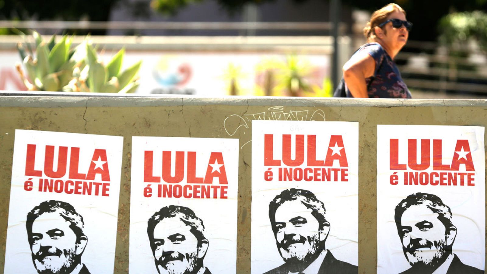 Vista de carteles del expresidente brasileño Luiz Inácio Lula da Silva con el mensaje "Lula é inocente" (Lula es inocente) el año pasado en Brasilia.