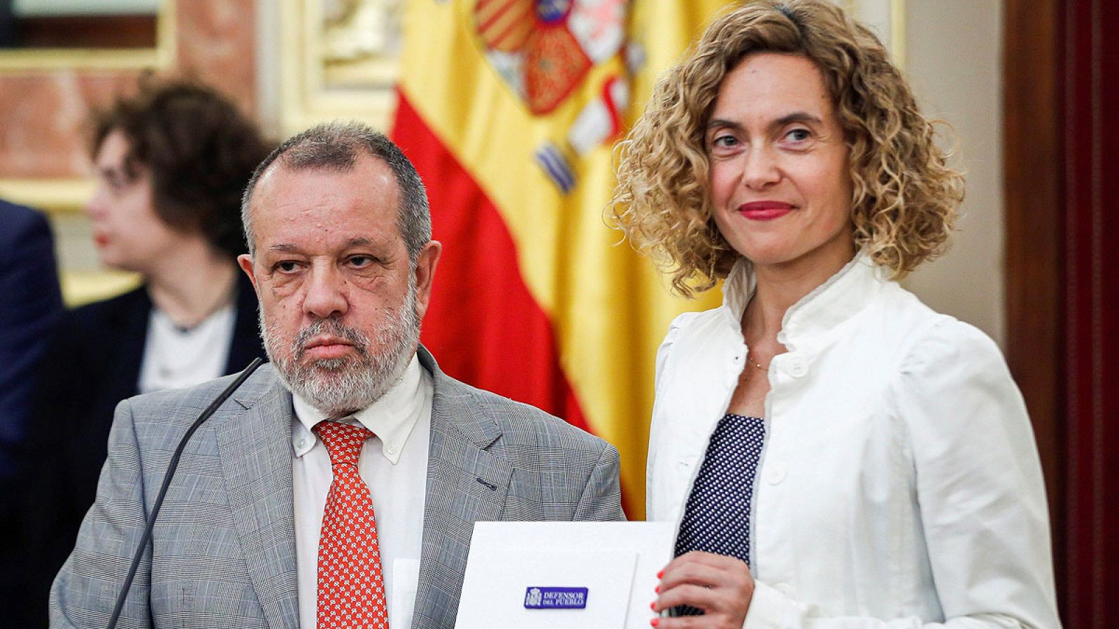 El defensor del Pueblo en funciones, Francisco Fernández Marugán, entrega a la presidenta del Congreso, Meritxell Batet, el Informe Anual 2018.