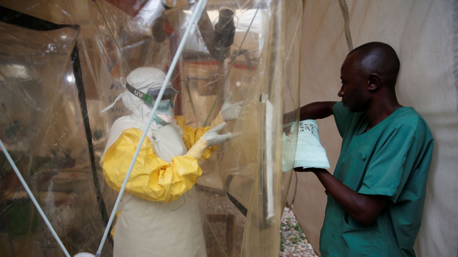 Imagen de archivo de trabajadores sanitarios en un centro de tratamiento del ébola.