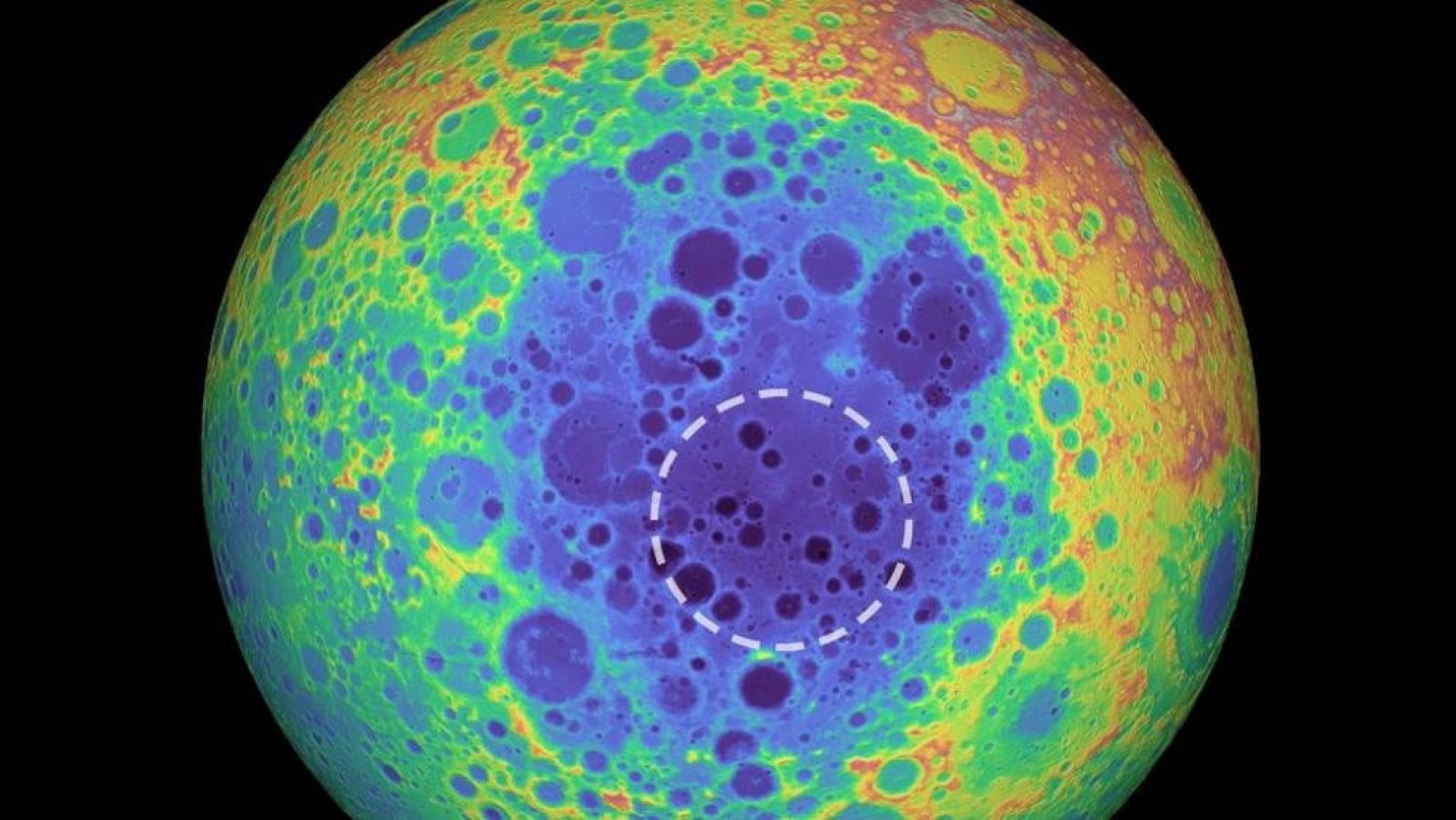Gráfico basado en colores que muestra la topografía de la cara oculta de la Luna. La masa hallada se encuentra dentro del círculo blanco.