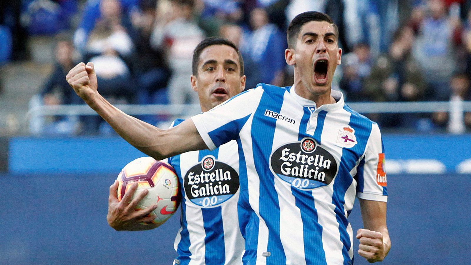 El delantero del Deportivo, Carlos Fernández, celebra uno de sus goles al Málaga.