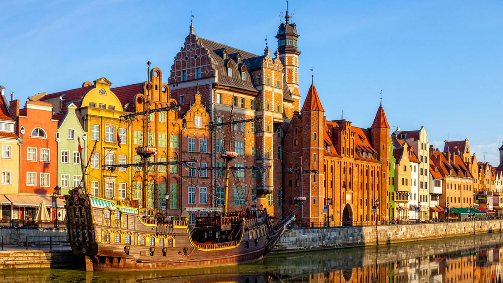 Considerada una ciudad abierta y generosa, Gdansk ha destacado, desde el restablecimiento de la democracia en Polonia hace treinta años, por su dinamismo económico, apertura, cohesión ciudadana y carácter tolerante