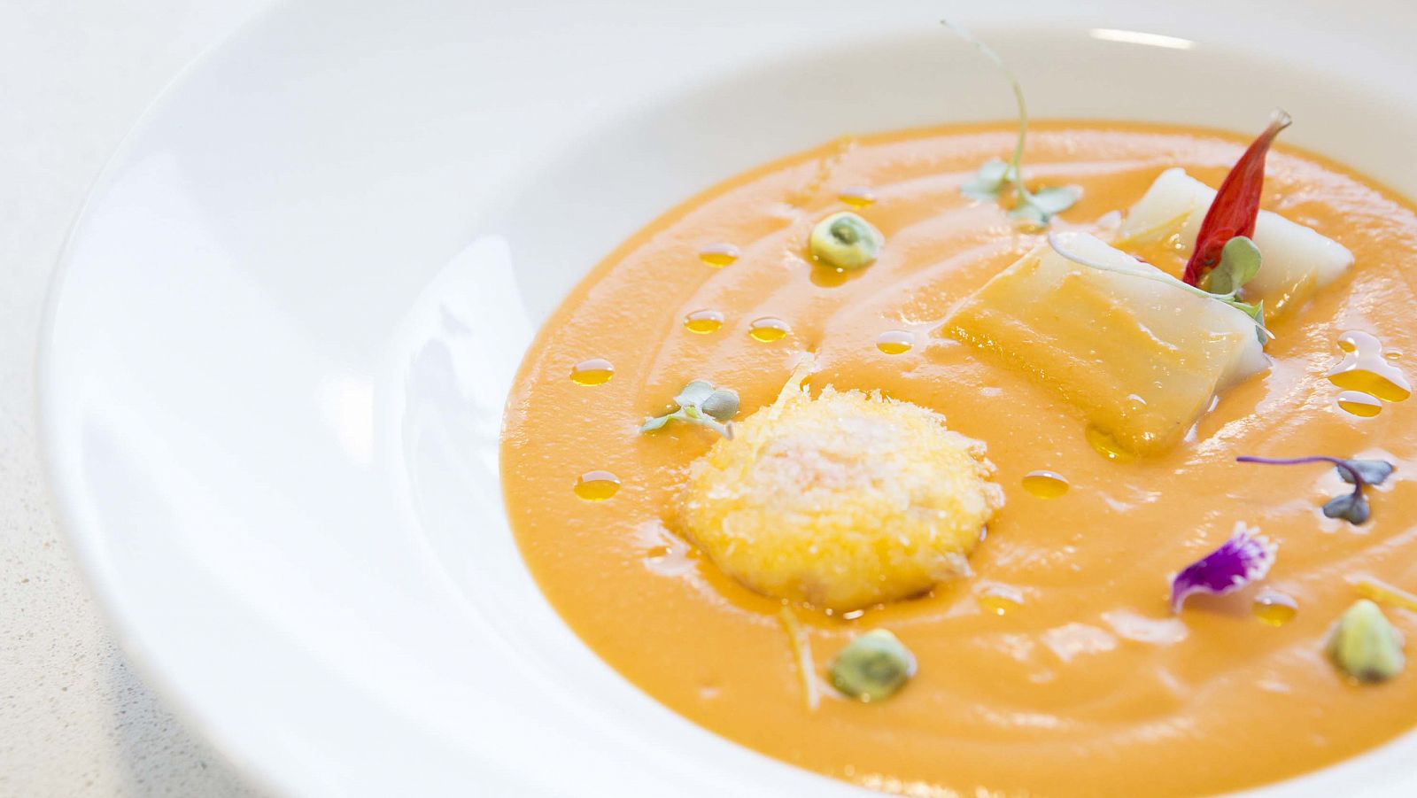 Salmorejo cordobés con gelatina de jamón y yema de panko