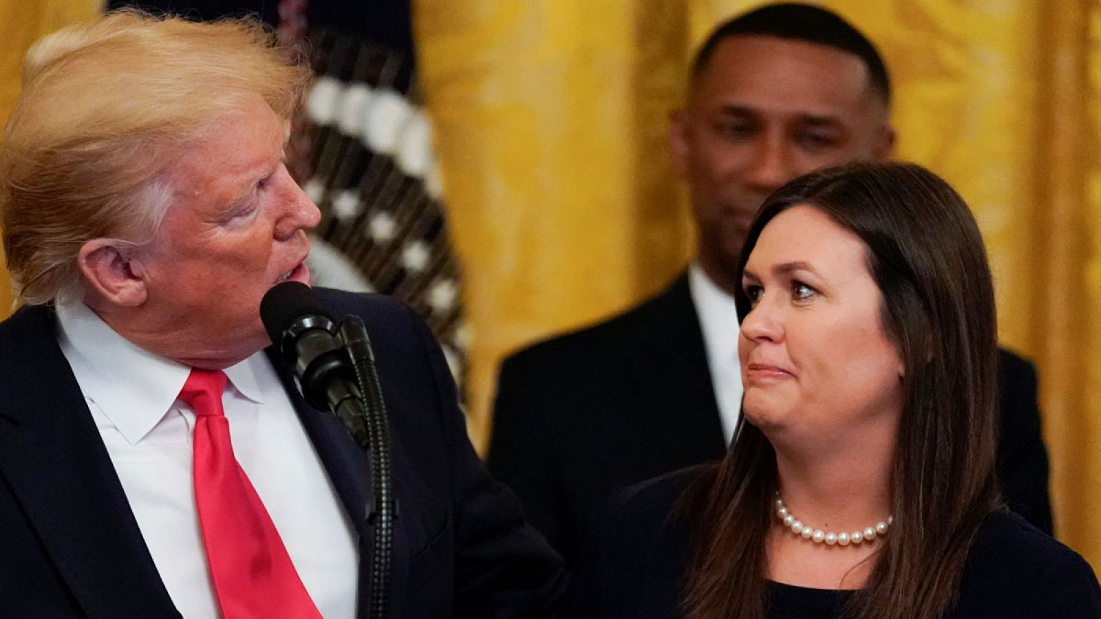 La portavoz de la Casa Blanca, Sarah Sanders (i), junto al presidente de EE.UU., Donald Trump, el jueves 13 de junio de 2019.