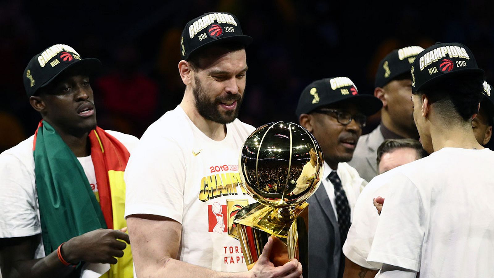 Marc Gasol mira emocionado el trofeo que le acredita como campeón de la NBA.