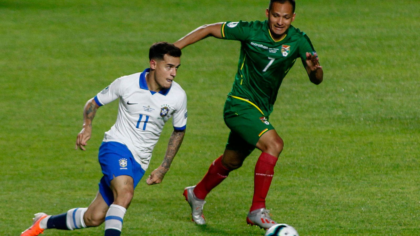 Philippe Coutinho (i) durante el partido entre Brasil y Bolivia de la Copa América del viernes 14 de junio de 2019.
