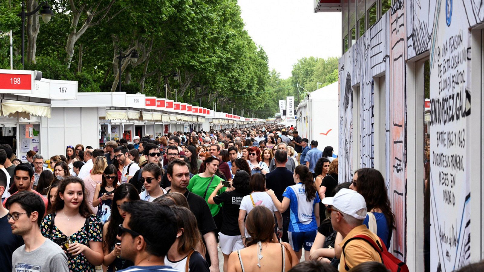 Miles de visitantes recorren las casetas de la Feria del Libro de Madrid
