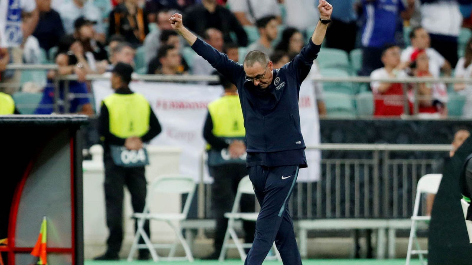 Sarri celebra la victoria de su equipo en la Europa League