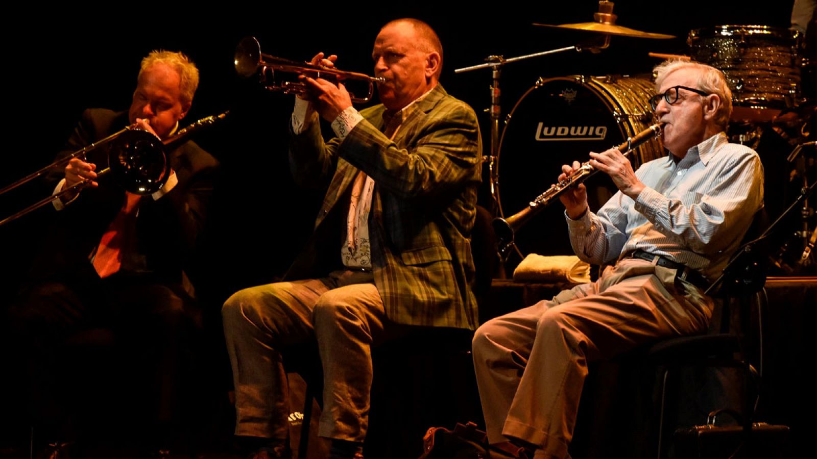 El cineasta Woody Allen (d) durante su concierto en el Palacio Euskalduna de Bilbao como clarinetista, acompañado de la Eddy Davis New Orleans Jazz Band.