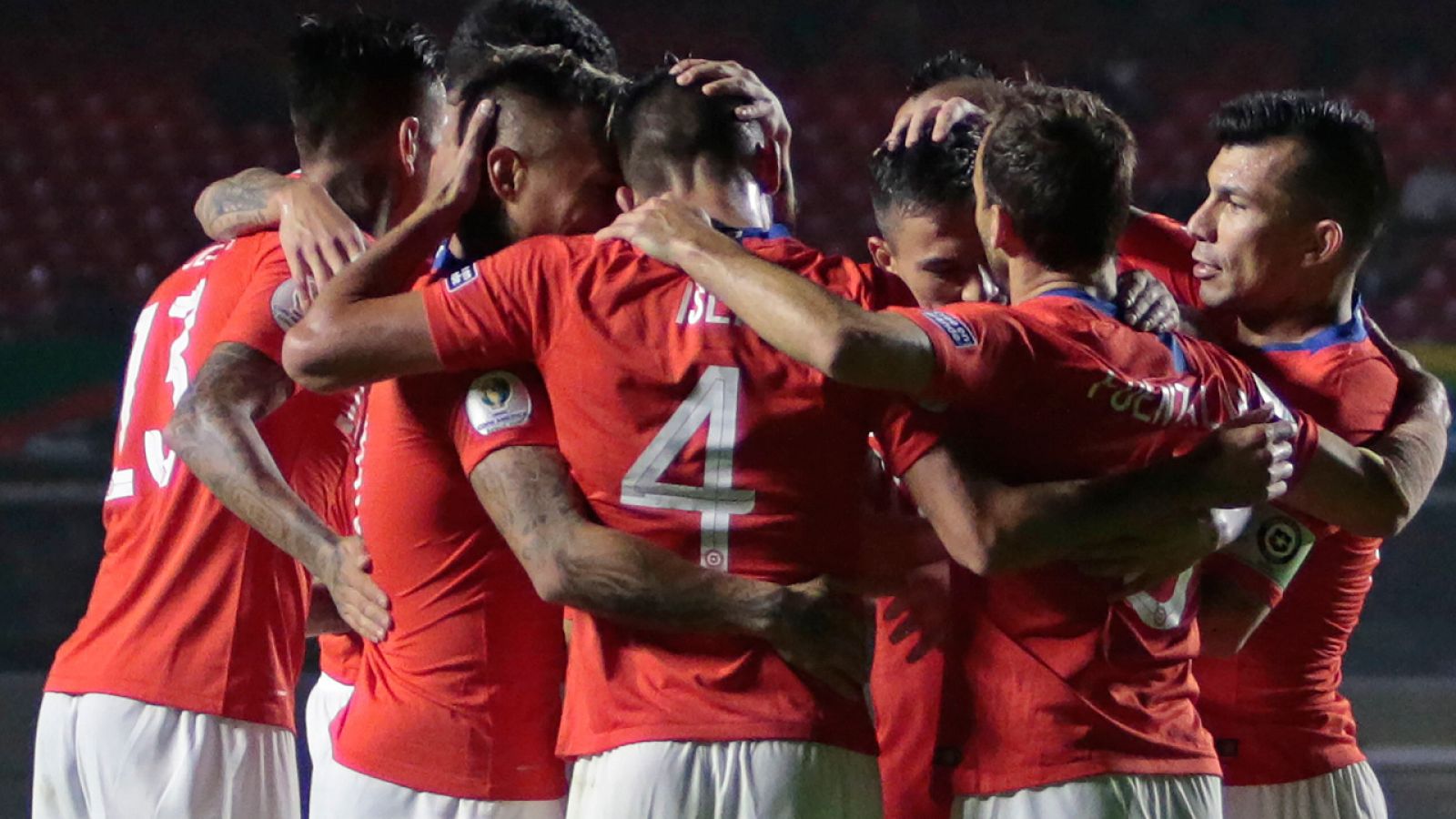 Chile comienza su defensa del título con una contundente victoria ante Japón