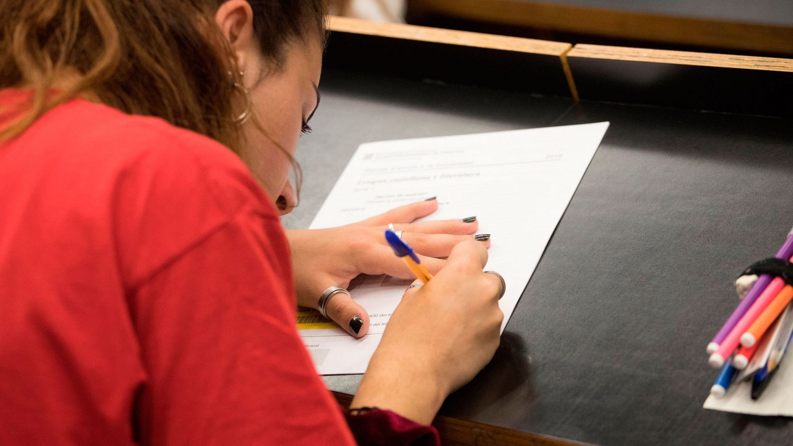 Una estudiante se enfrenta a un examen de la selectividad en la Universitat Pompeu Fabra de Barcelona