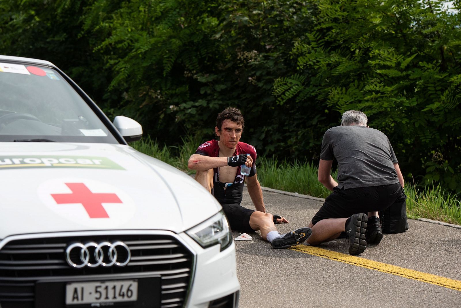 Geraint Thomas, atendido tras la caída en la Vuelta a Suiza