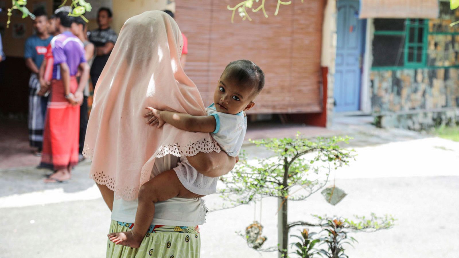 Una mujer rohinya que ha sufrido violación, junto a su hijo, refugiados en Tailandia el año 2017.