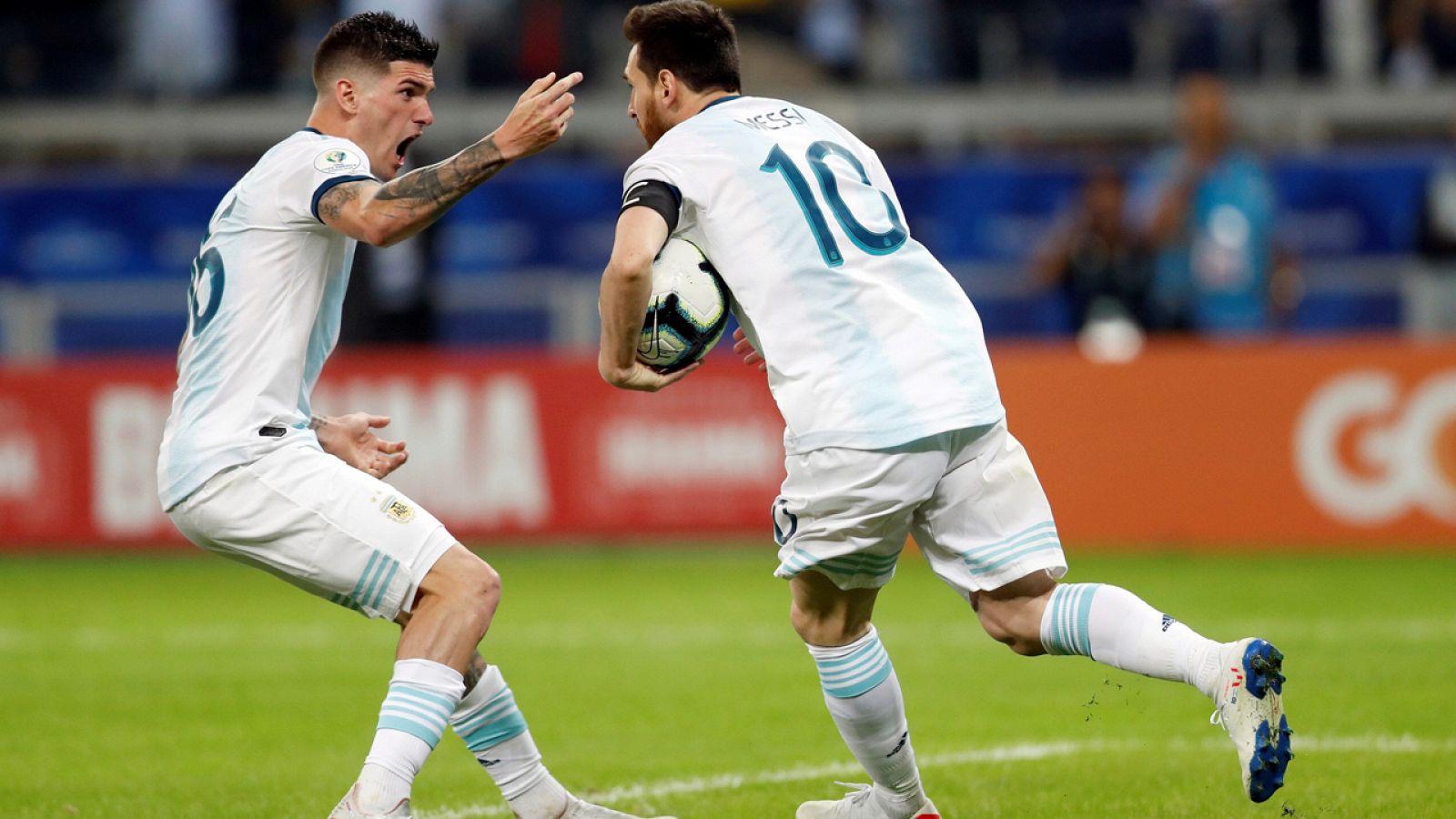 Messi celebra el 1-1 ante Paraguay
