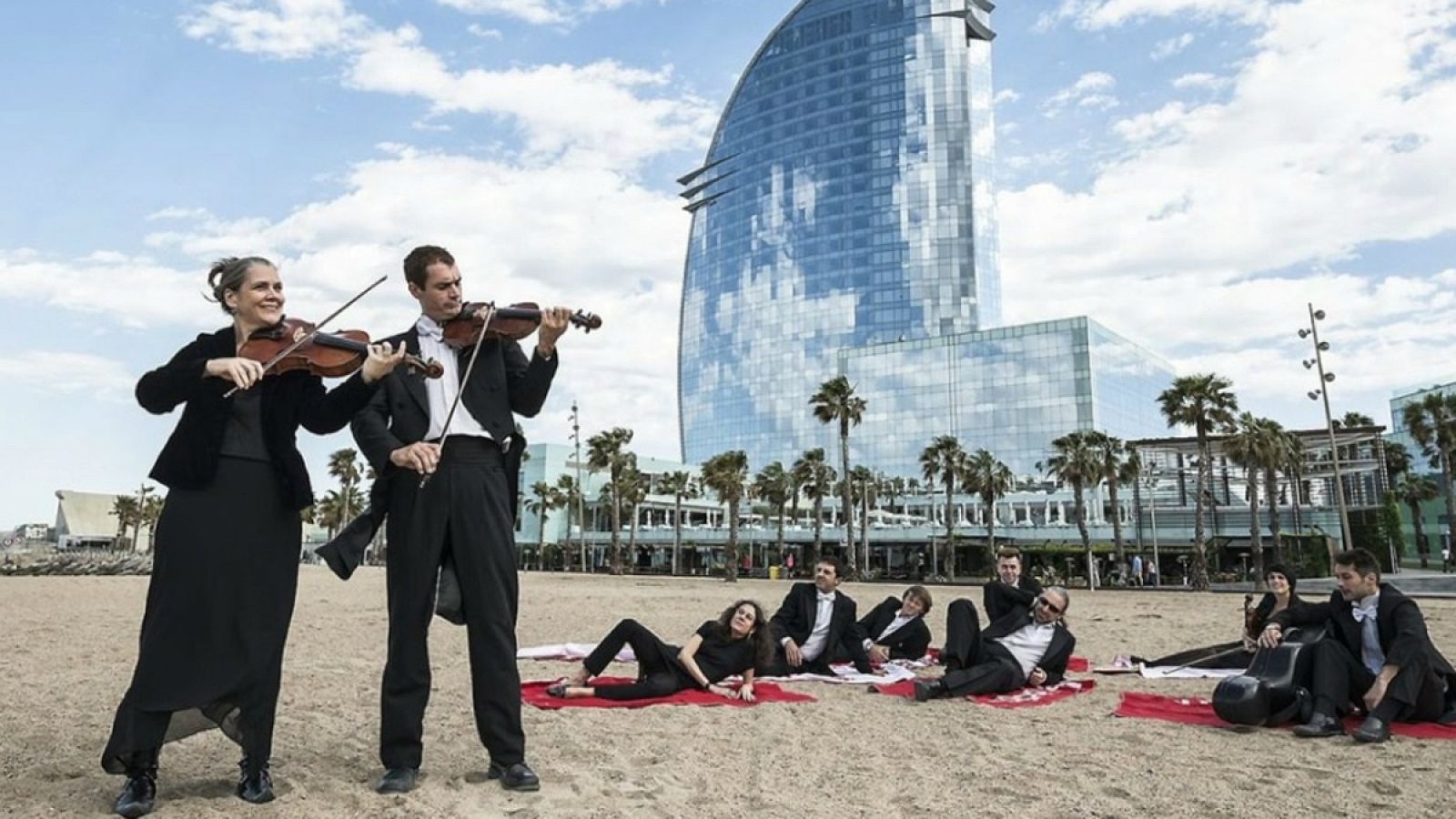 La Orquestra de Barcelona i Nacional de Catalunya ofrecerá su tradicional concierto en la playa de Sant Sebastià de Barcelona.