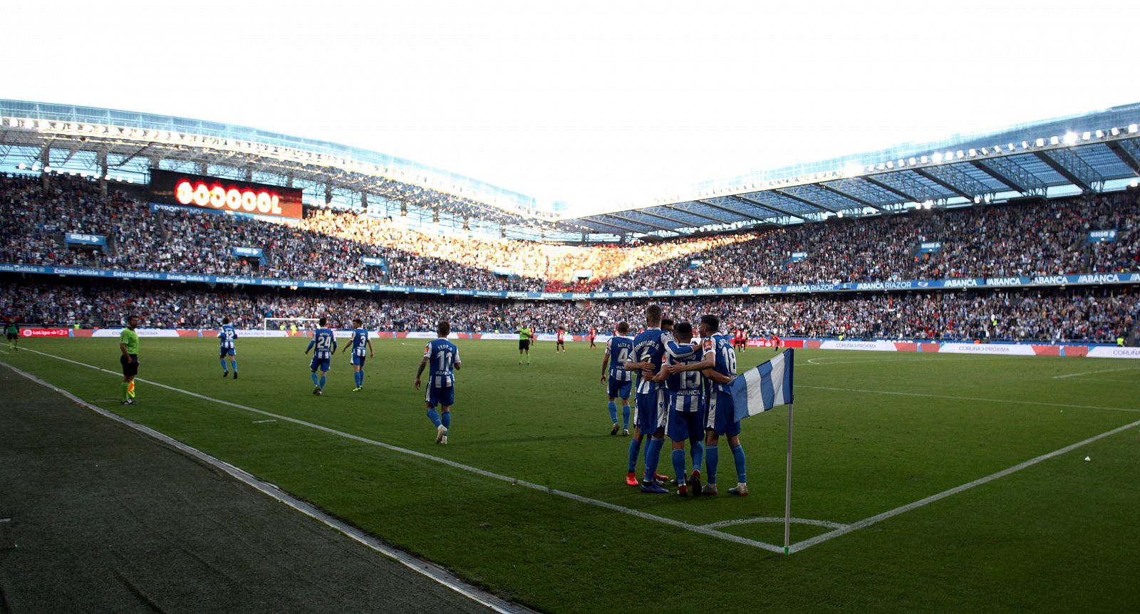 Los jugadores del Deportivo celebran su primer gol ante el Mallorca.