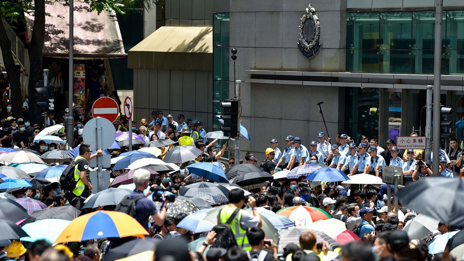 Manifestantes frente a la sede de la Policía en Hong Kong. HECTOR RETAMAL / AFP