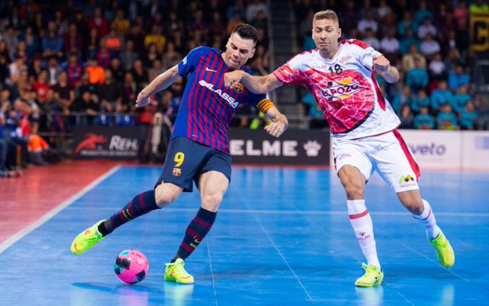 El capitán del FC Barcelona Lassa, Sergio Lozano, y el ala brasileño de Elpozo Murcia, Pito, pugnan por un balón durante el segundo partido.