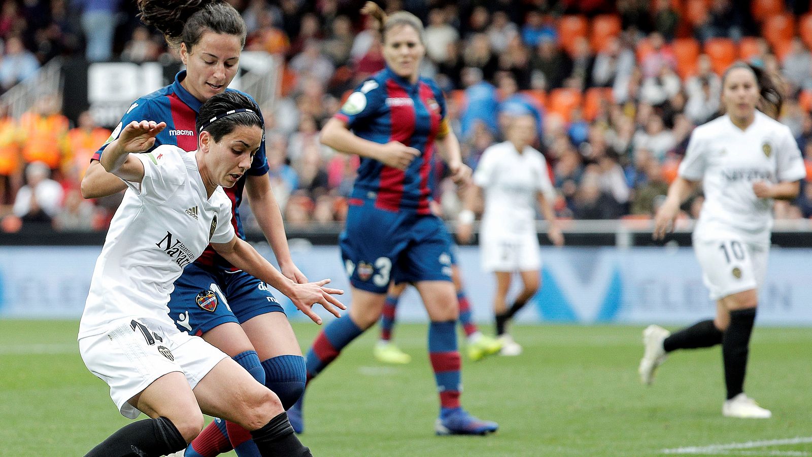 Imagen de un derbi Valencia - Levante de la Liga femenina de la pasada temporada.