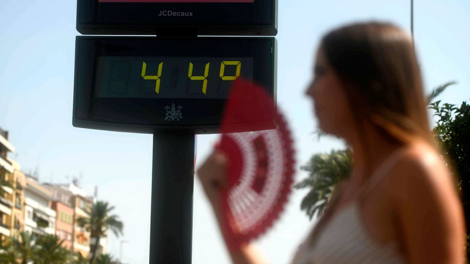 Una mujer se abanica en Sevilla ante las altas temperaturas.