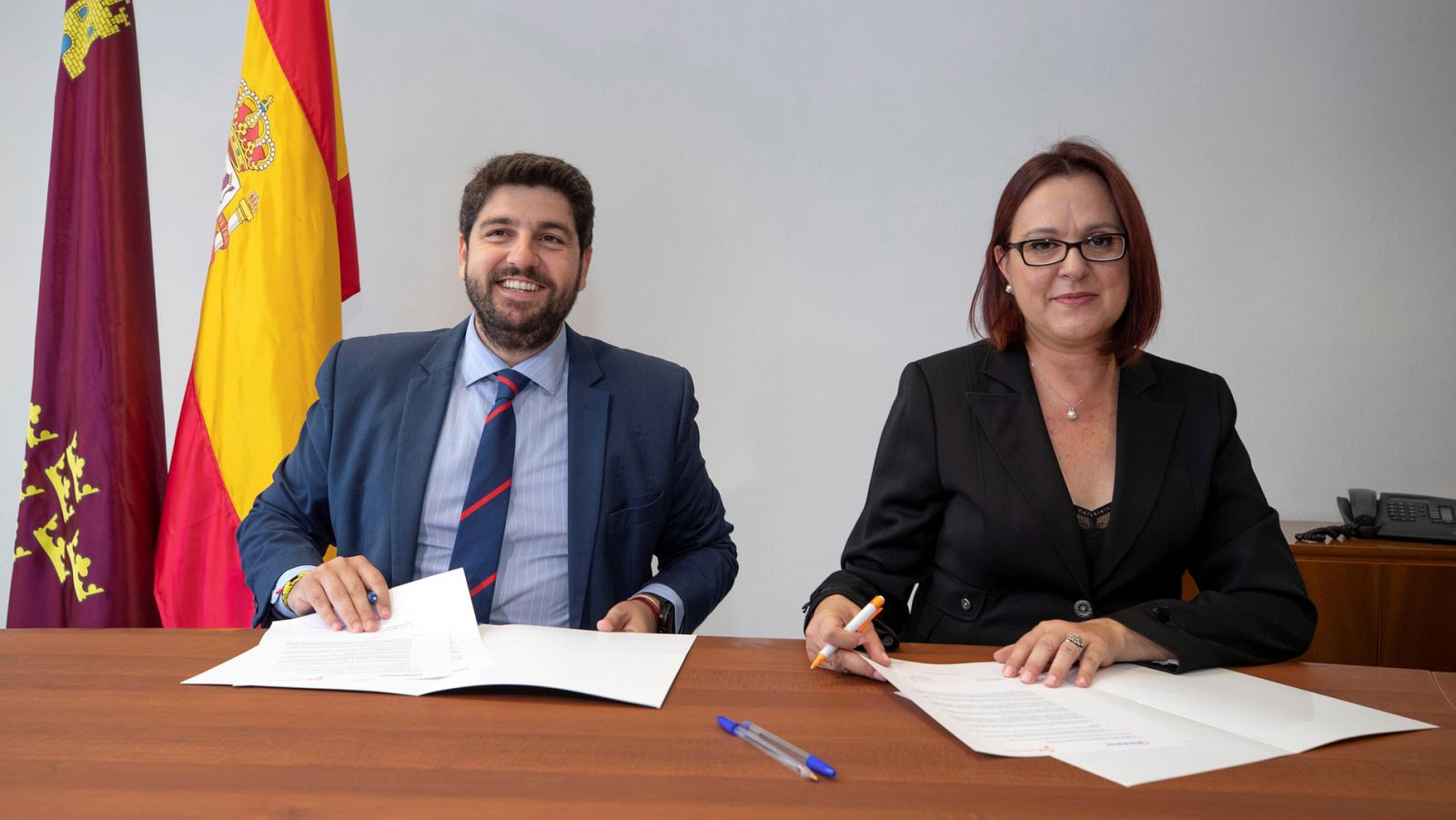 El presidente en funciones de la Región de Murcia Fernando López Miras (PP) y la diputada de Ciudadanos Isabel Franco, durante la firma del acuerdo global de Gobierno.