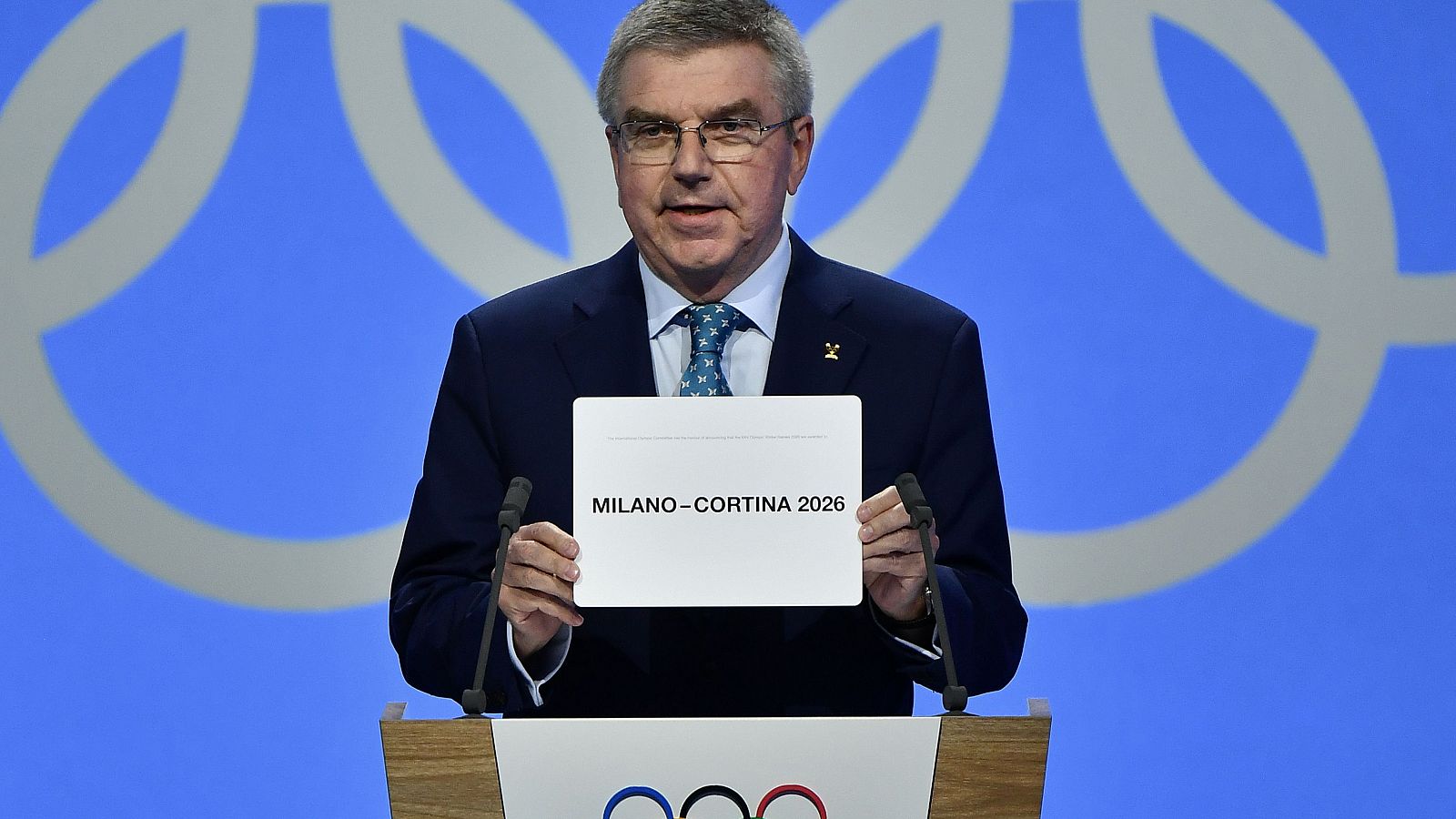 Thomas Bach muestra el nombre de la candidatura ganadora para acoger los Juegos de 2026.