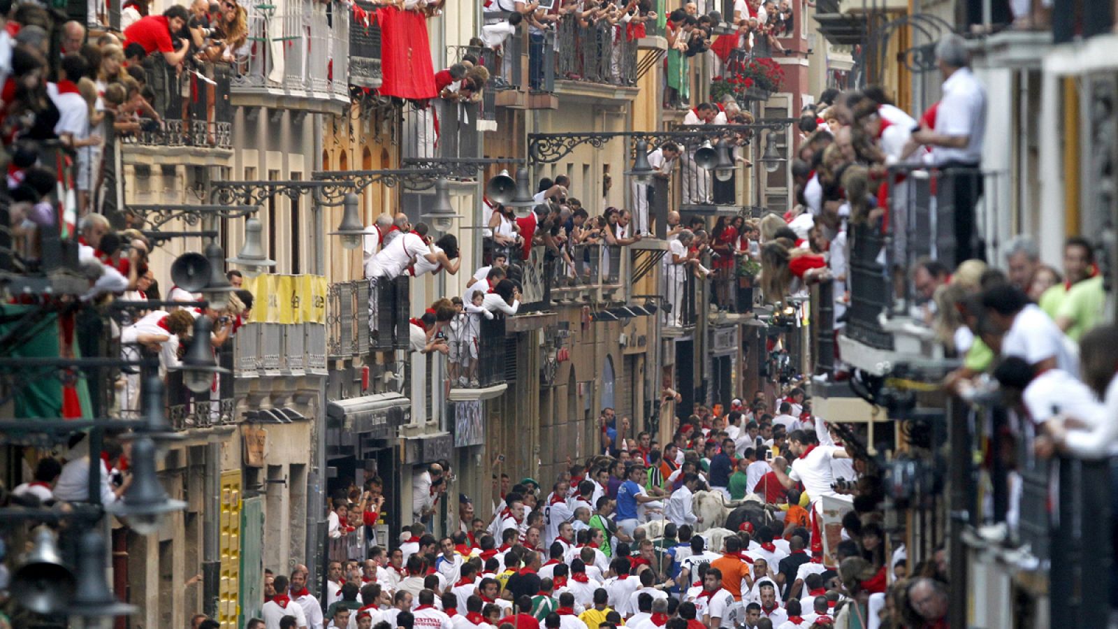 Encierros de Sanfermines a su paso por la calle Estafeta