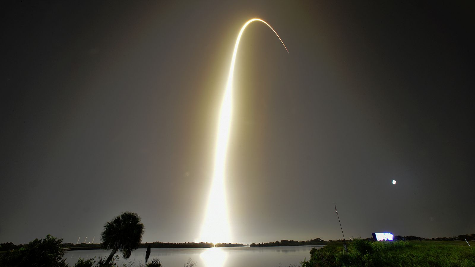 Imagen del lanzamiento del Falcon Heavy desde el Centro Espacial John F. Kennedy (Florida, EE.UU.).