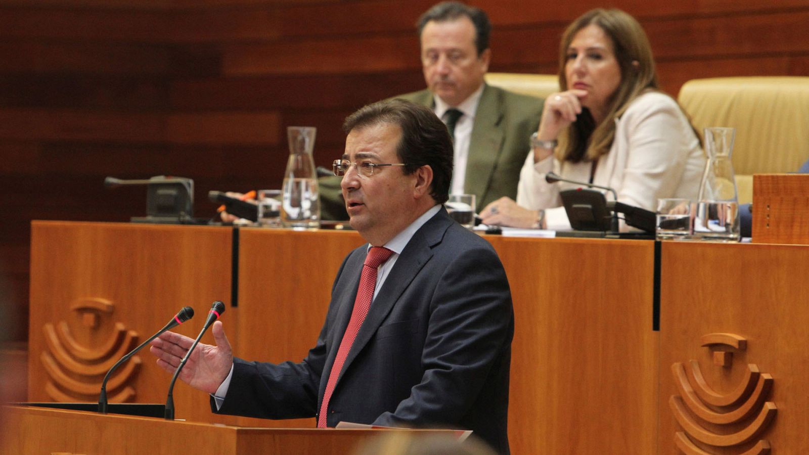 El candidato socialista a la Presidencia de la Junta de Extremadura, Guillermo Fernández Vara, pronuncia su discurso de investidura