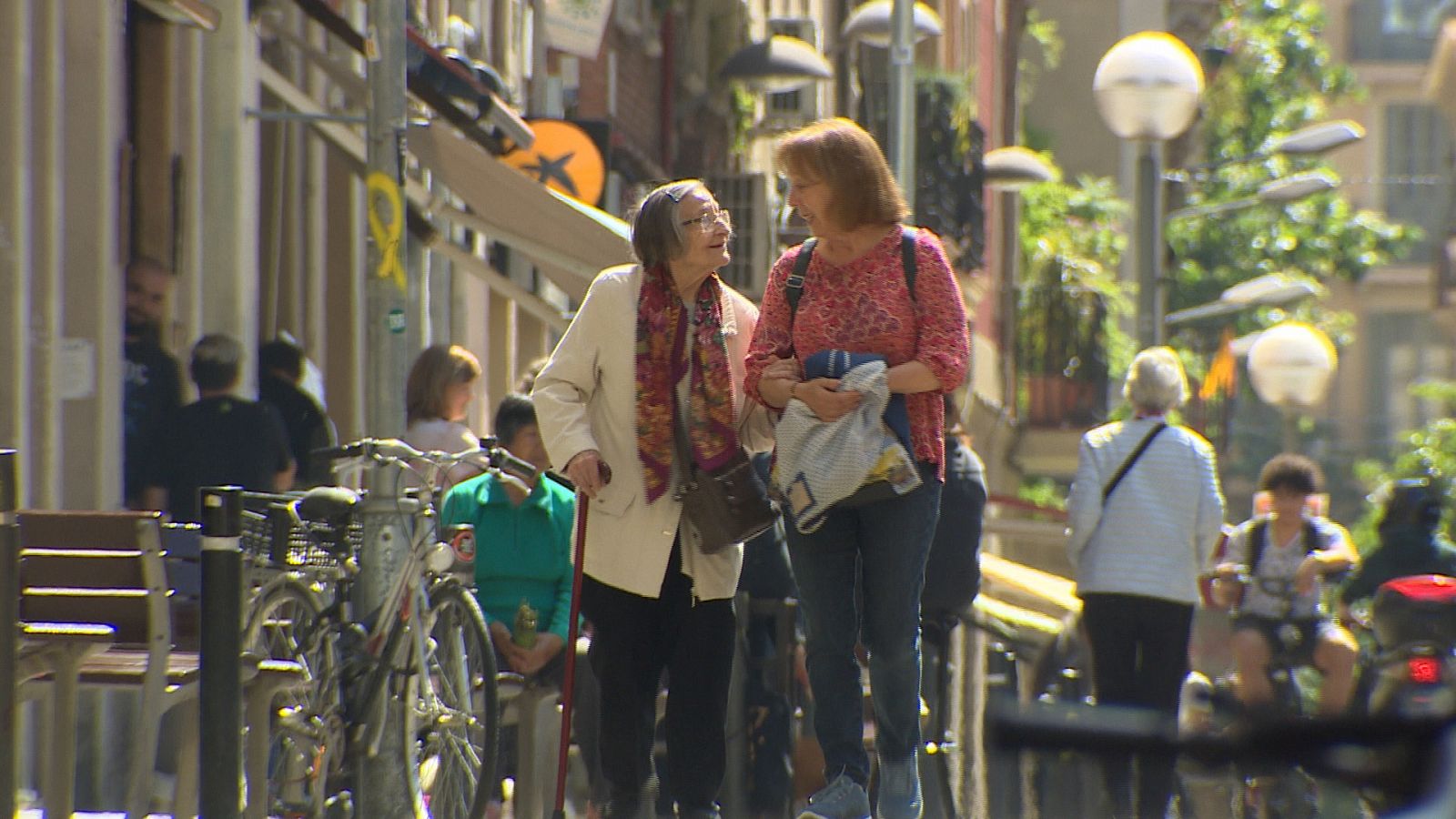 Dos mujeres pasean por Barcelona