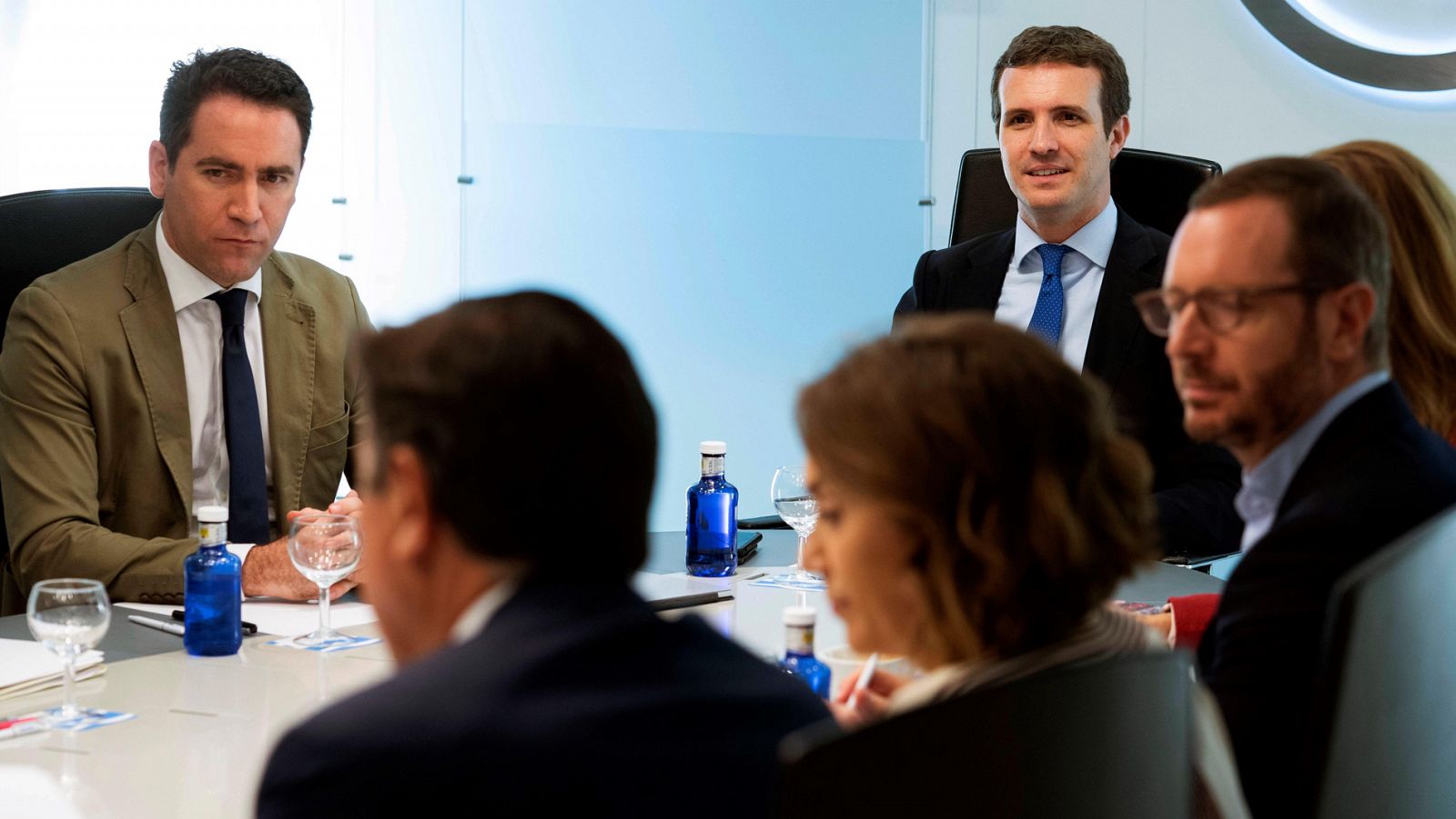 A la izquierda, el secretario general del PP, Teodoro García Egea, junto al líder del partido, Pablo Casado.