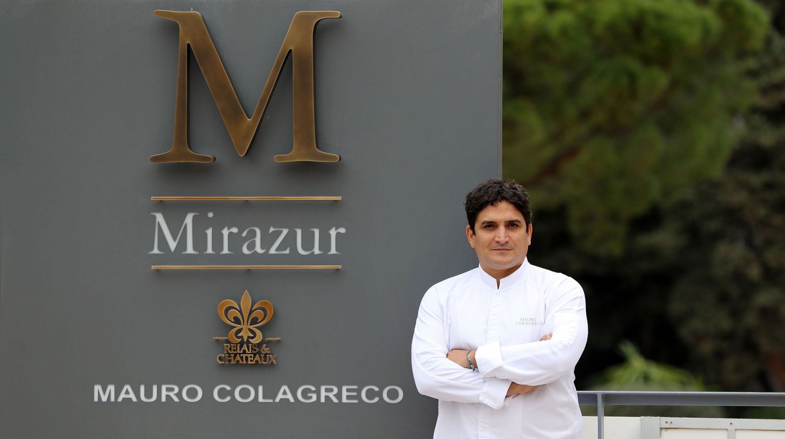 El chef argentino Mauro Colagreco posa ante Mirazur, el restaurante que dirige en la rivera francesa. 