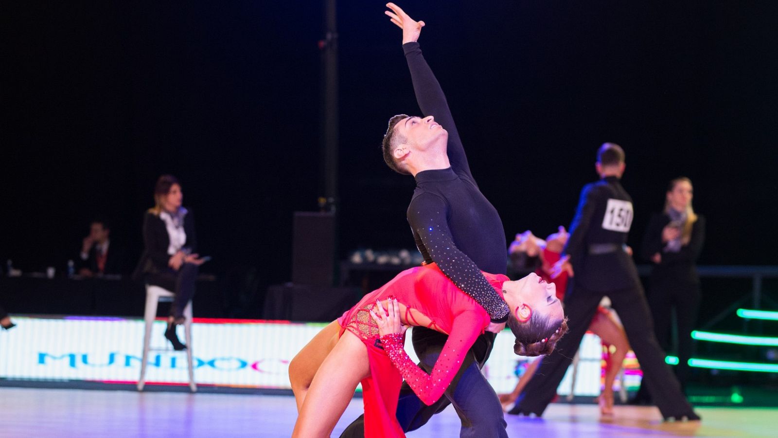Una pareja ejecuta su coreografía de baile latino