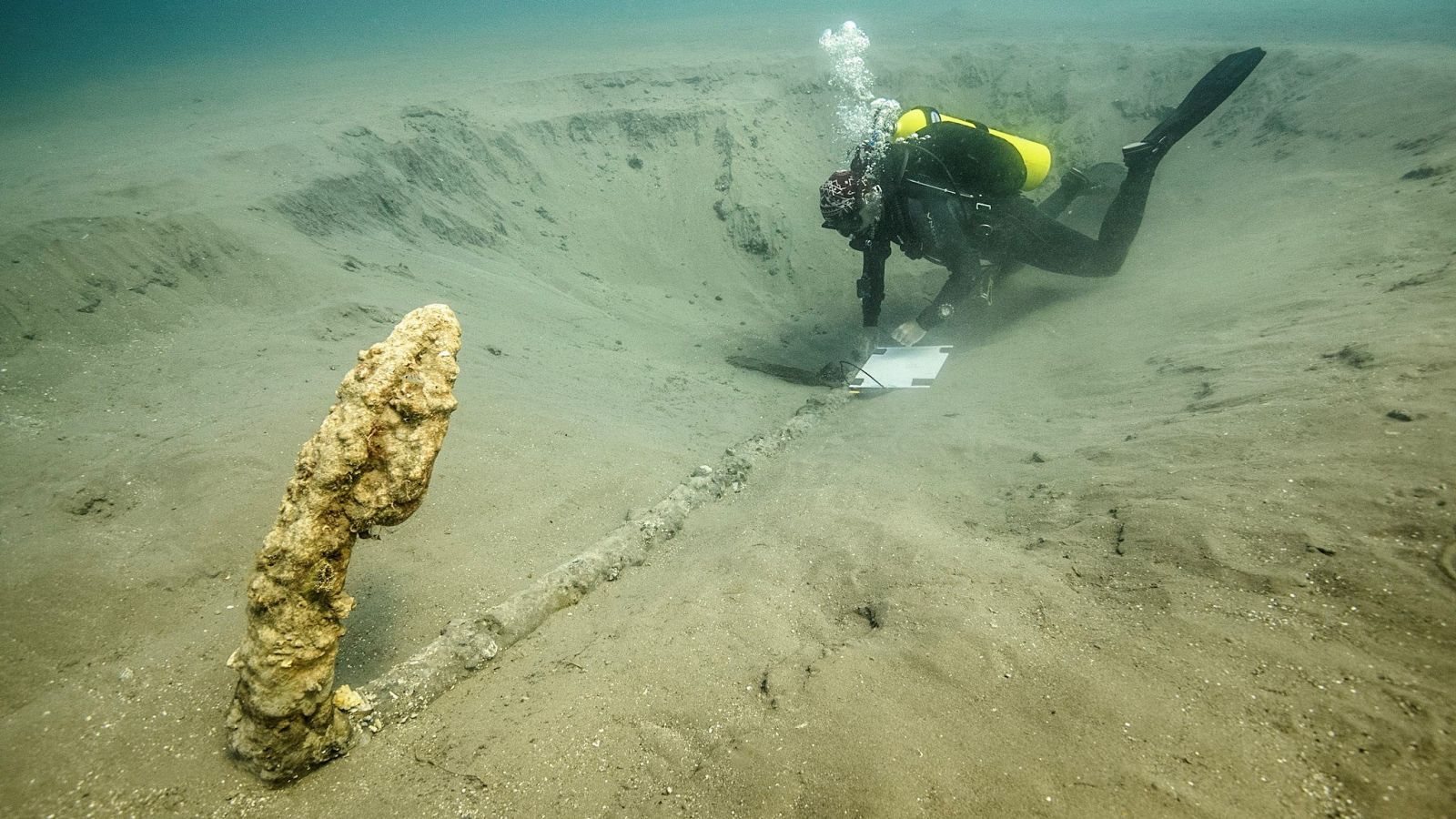 Arqueólogos mexicanos investigan la localización de los barcos de Hernán Cortés, en la zona de Playa Villa Rica (México).