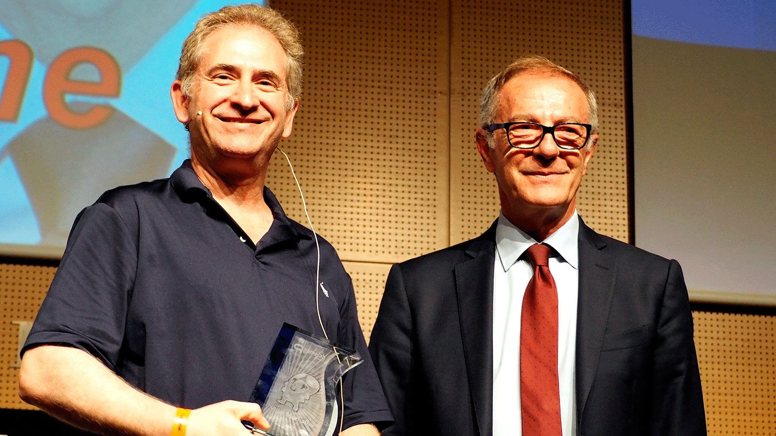 El ministro de Cultura en funciones, José Guirao, entrega  el premio de honor de la industria del videojuego a Mike Morhaime, creador de World of Warcraft y Overwatch