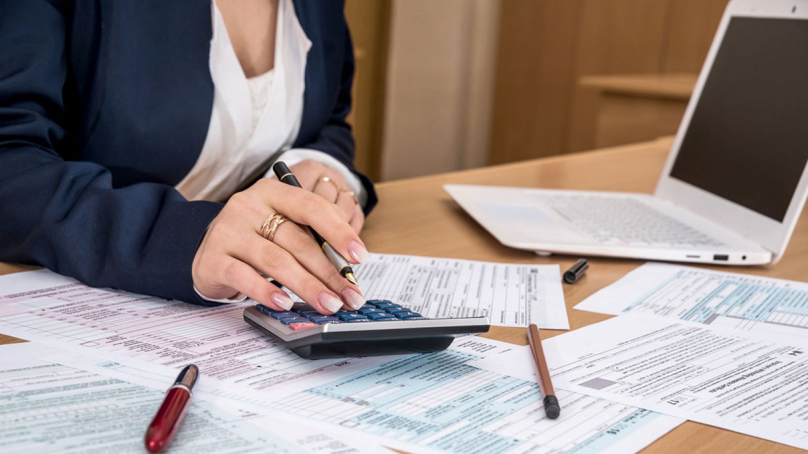 Una mujer calcula su base imponible para pagar impuestos