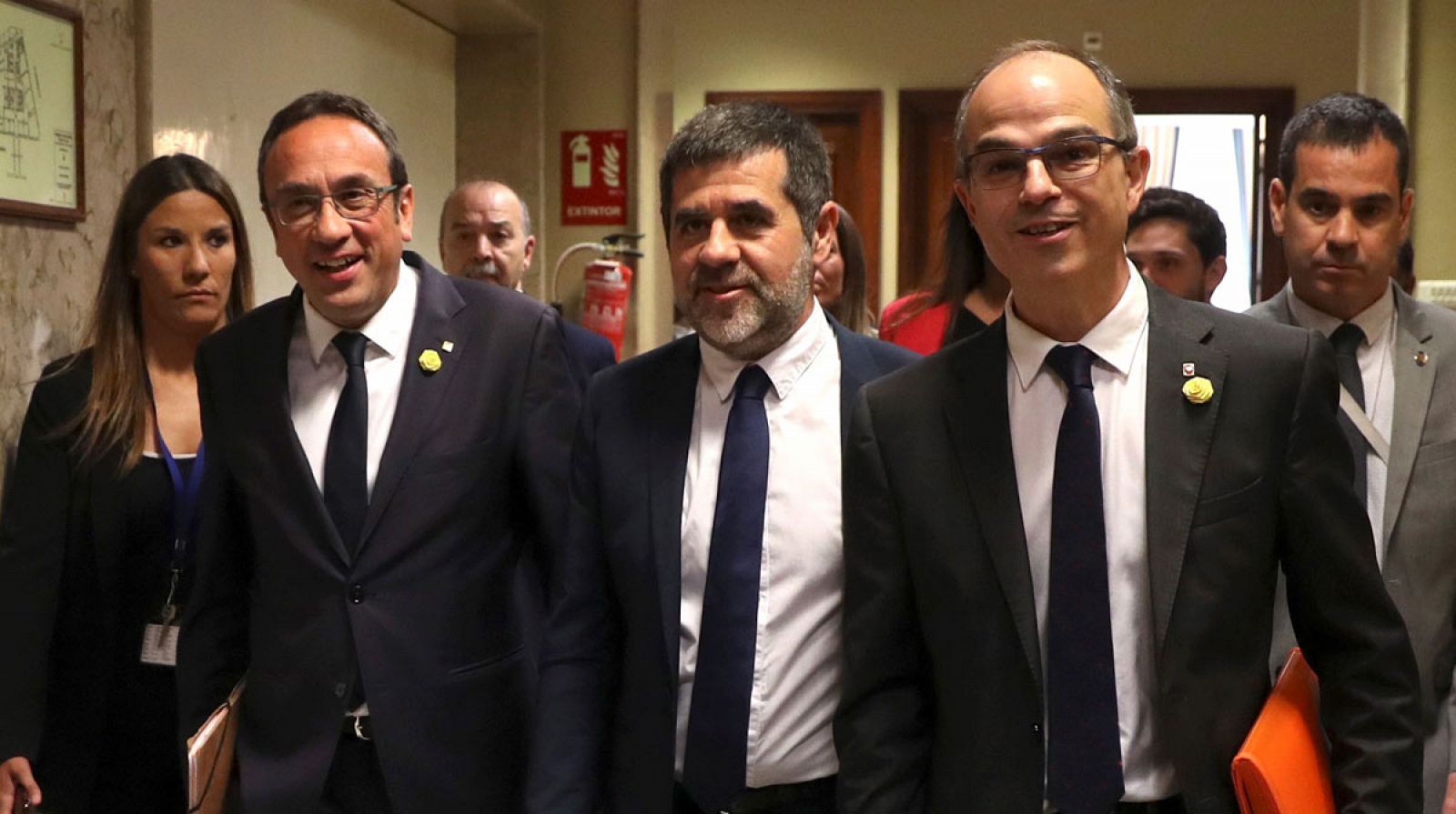 Jordi Sànchez, Jordi Turull y Josep Rull a la salida del registro del Congreso tras entregar sus credenciales como parlamentarios de la XIII Legislatura.