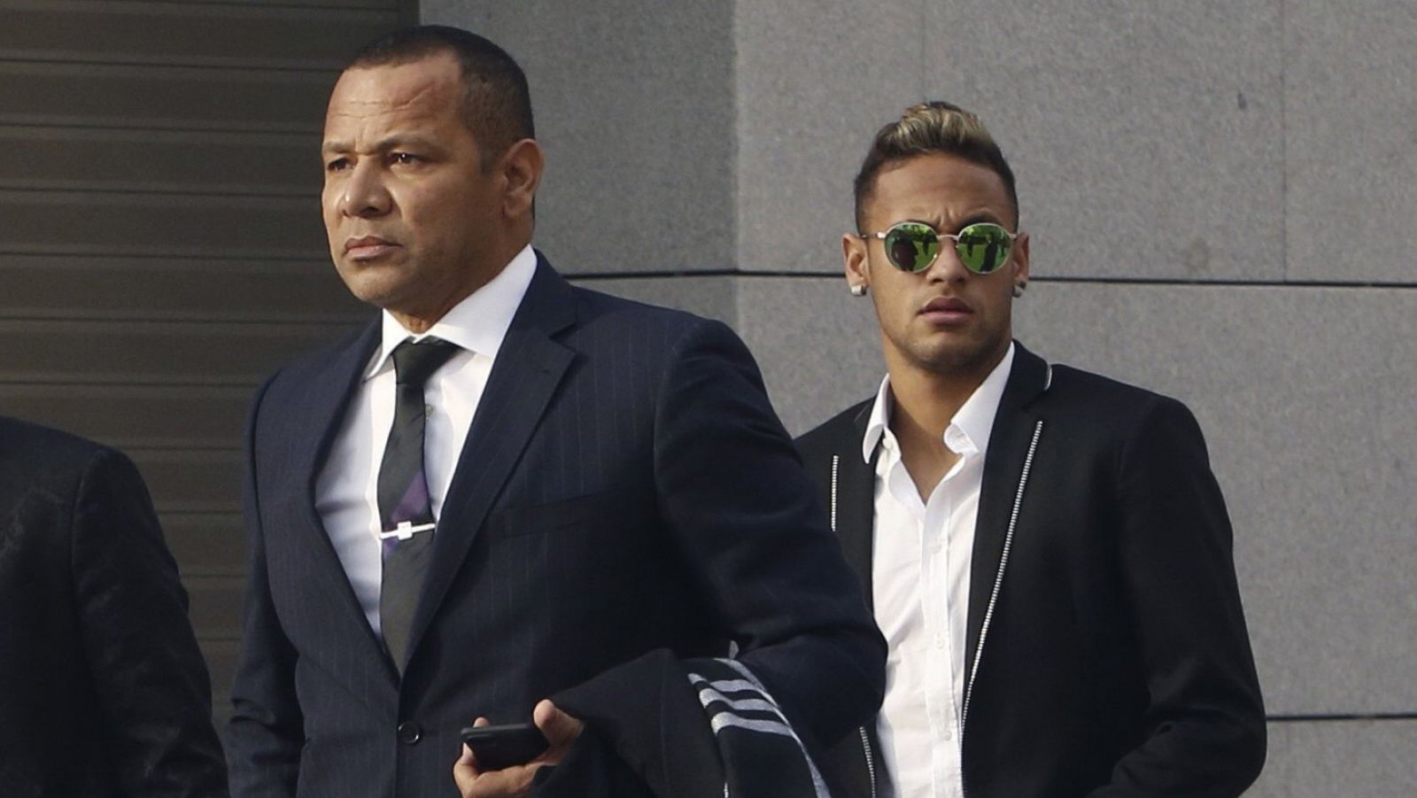 Neymar (derecha) y su padre, en una comparecencia ante la Audiencia Nacional.