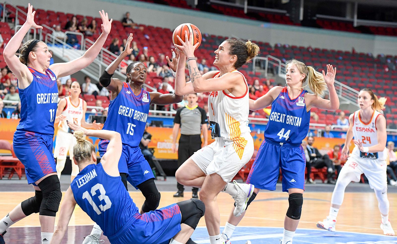 Laura Nichollsante la defensa de Johannah Leed durante el segundo partido del Eurobasket 2019.