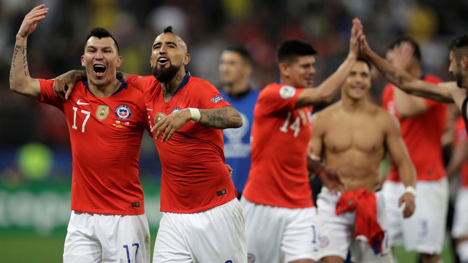 Gary Medel (i) y Arturo Vidal celebrando la victoria de Chile sobre Colombia en los cuartos de final de la Copa América de Fútbol 2019.