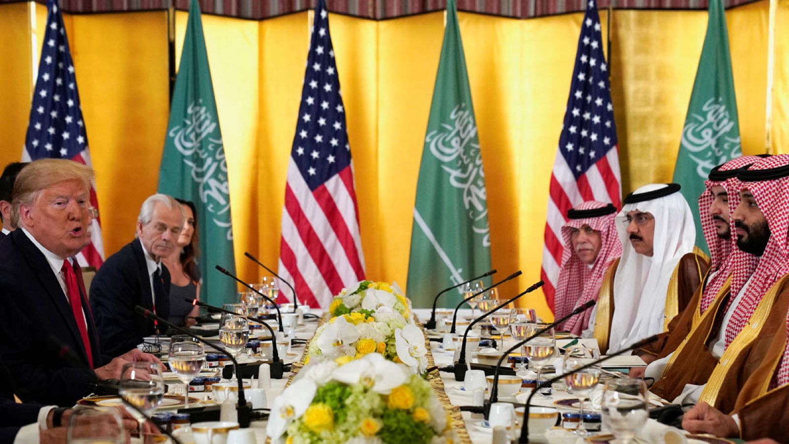 Reunión entre la delegación de Donald Trump (i) y la del  príncipe heredero de Arabia Saudí, Mohamed bin Salman, en Osaka (Japón).