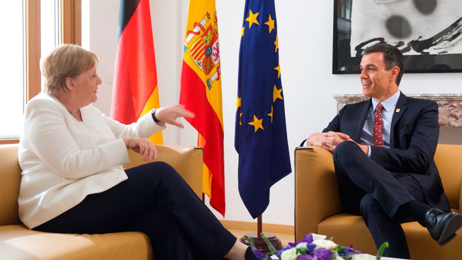 El presidente del Gobierno en funciones, Pedro Sánchez, en una reunión con la canciller alemana, Angela Merkel