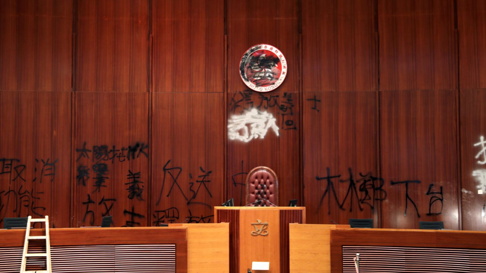 Vista de las pintadas y el destrozo en el Parlamento de Hong Kong tras el asalto