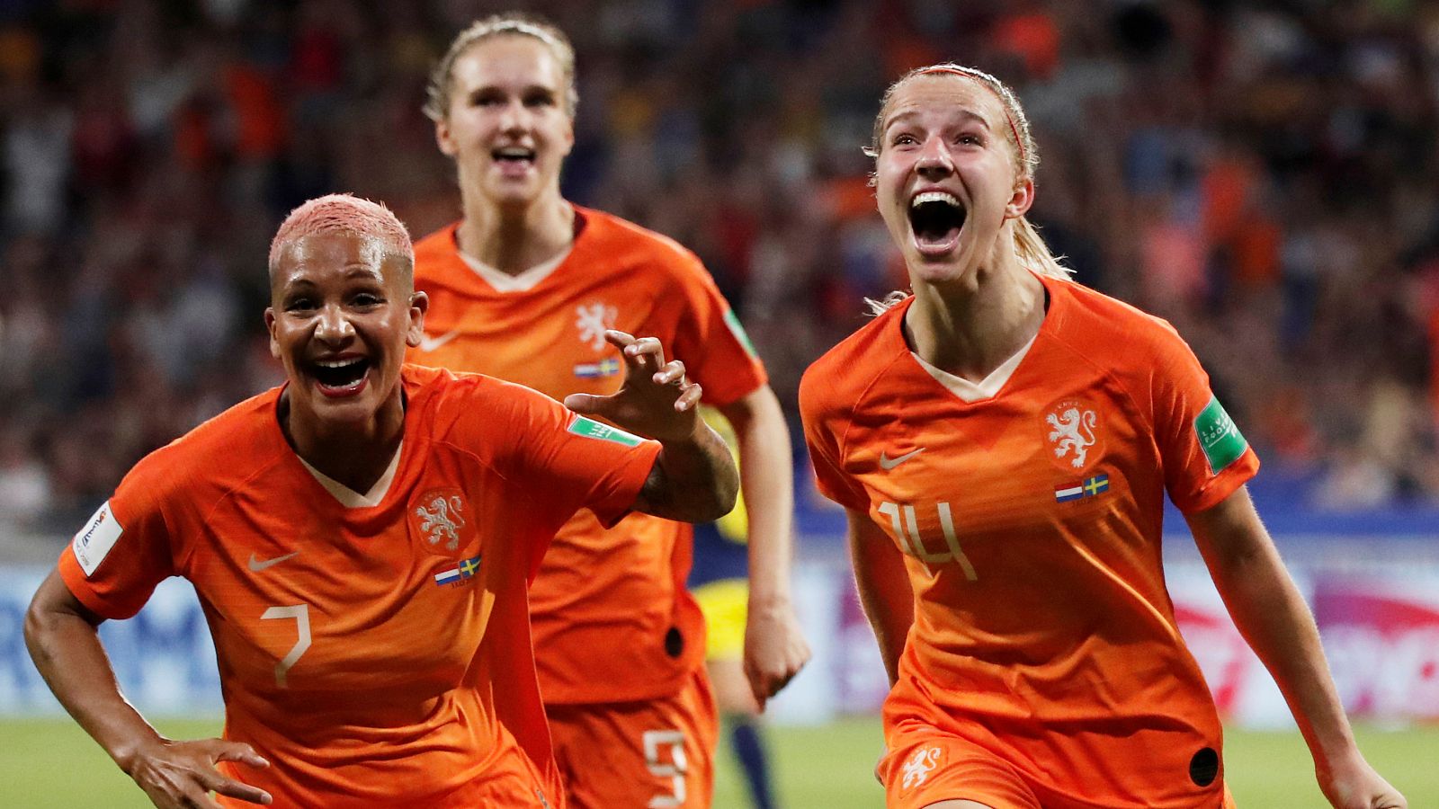 Las jugadoras de Holanda celebran el gol de Jackie Groenen (derecha).