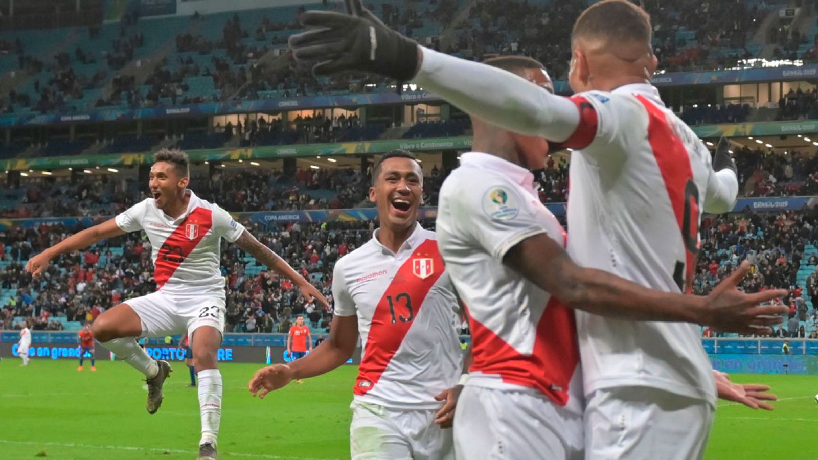 Varios jugadores de la selección peruana celebrando su triunfo tras finalizar el partido frente a Chile.